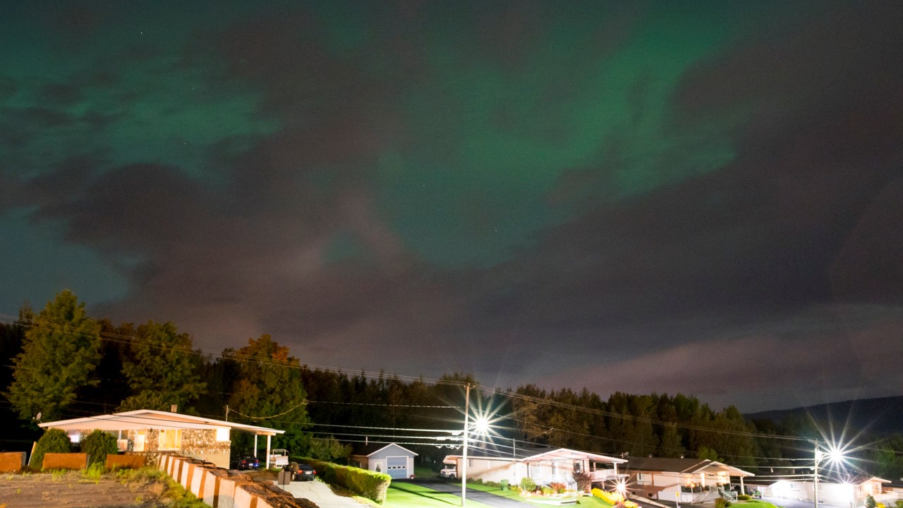 Des aurores boréales percent à travers les nuages à Beauceville