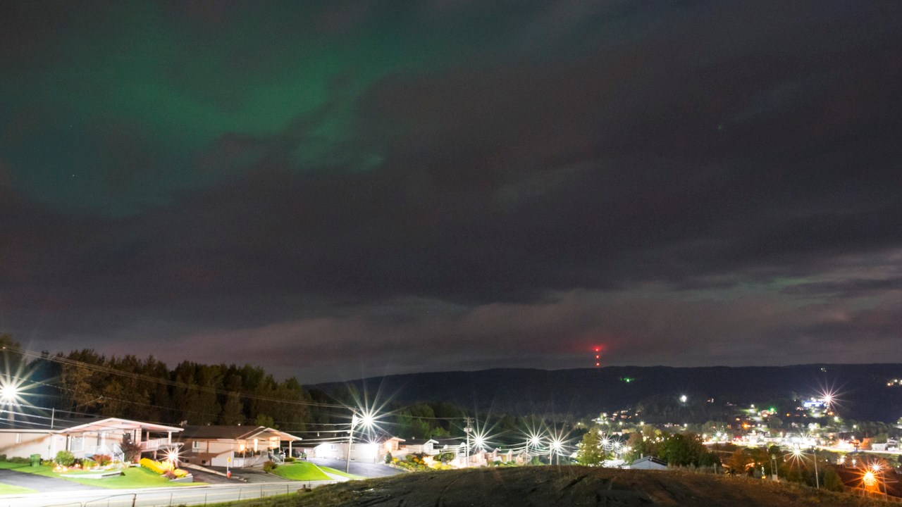 Des aurores boréales percent à travers les nuages à Beauceville