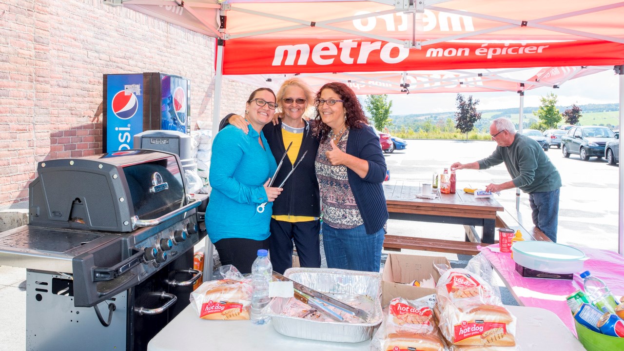 La vente de hot-dogs au profit du Trophée Roses des Sables se poursuit à St-Georges