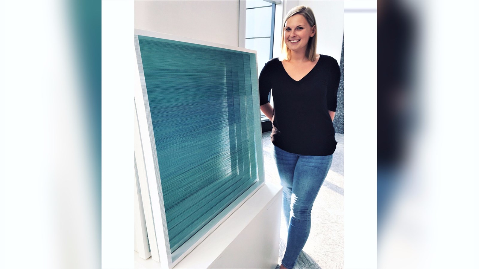 L'artiste Florence Giroux Gravel, originaire de la Beauce, présente son exposition solo intitulée « Traversée chromatique entre les fils de l'âme » au Complexe Jules-Dallaire de Québec en septembre 2017.