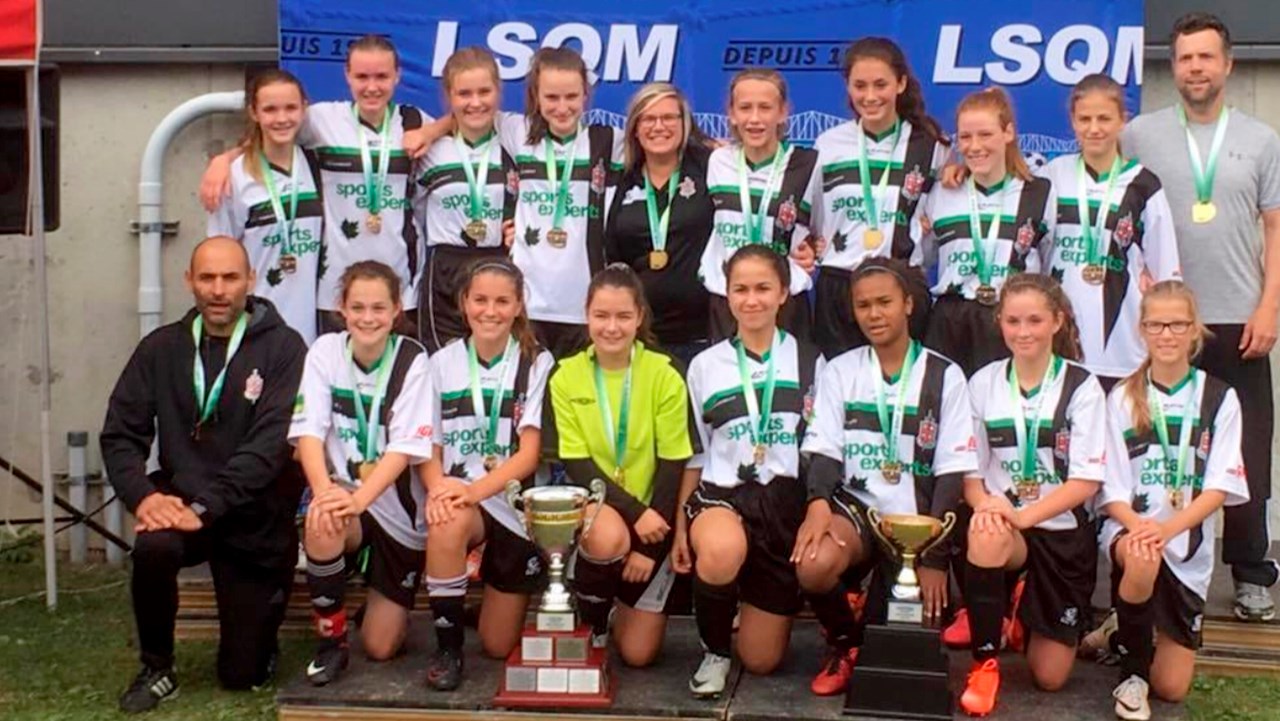 La formation U14F-A de l'Ascalon, championne de la saison régulière de l'été 2017 et des séries finales de la LSQM.