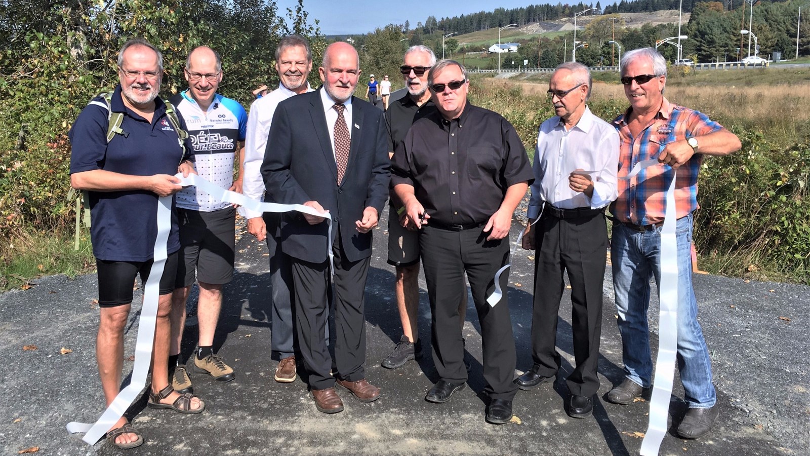 De gauche à droite, Claude Morin (maire de Saint-Georges et préfet suppléant de la MRC Beauce-Sartigan), Richard Moreau (directeur général de Tourisme Chaudière-Appalaches), André Spénard (député de Beauce-Nord), Pierre Bégin (maire de Notre-Dame-des-Pins et préfet de la MRC Beauce-Sartigan), Normand Vachon (Président de la Corporation de la piste cyclable), Luc Provençal (maire de Beauceville et préfet de la MRC Robert-Cliche), Jean-Roch Veilleux (maire de Saint-Alfred) et Michel Doyon (représentant du maire de Saint-Joseph, Michel Cliche), qui procèdent à la coupe du ruban de l'inauguration officielle de la piste cyclable, qui a eu lieu lors du dimanche 17 septembre 2017.