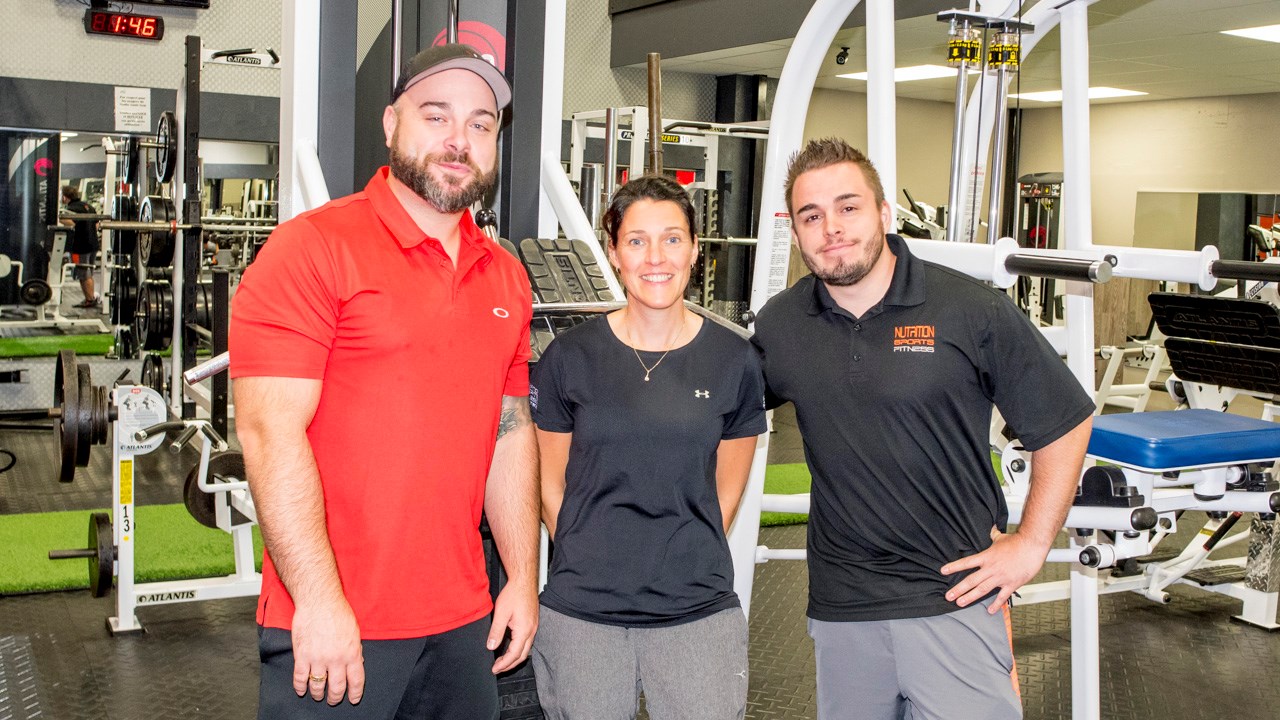 De gauche à droite, Éric Gosselin, propriétaire du Studio Santé Gym 24h, Sophie Veilleux, thérapeute en réadaptation physique et Jimmy Tardif, gérant et entraîneur privé.