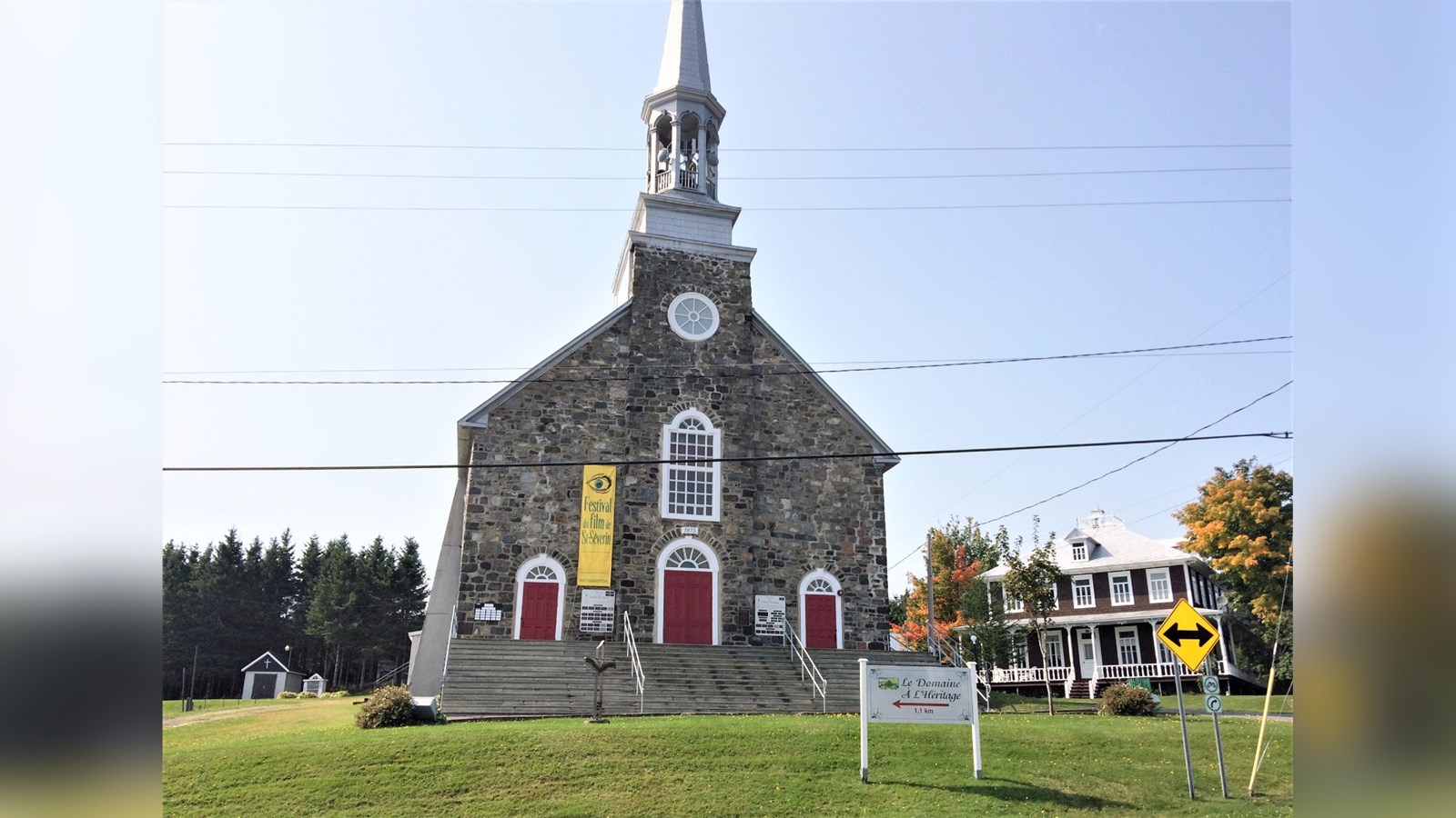 Dans cette capsule d'Hier à aujourd'hui avec Normand DeLessard, Normand présente des images de l'église de Saint-Séverin, tournées en 2017.