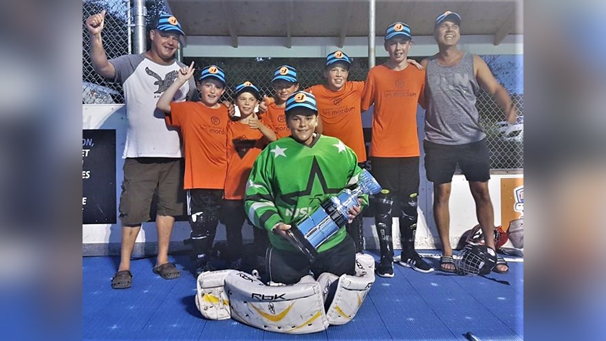 L'équipe des Oranges de l'organisation DekHockey Saint-Georges (catégorie des 10 à 12 ans).