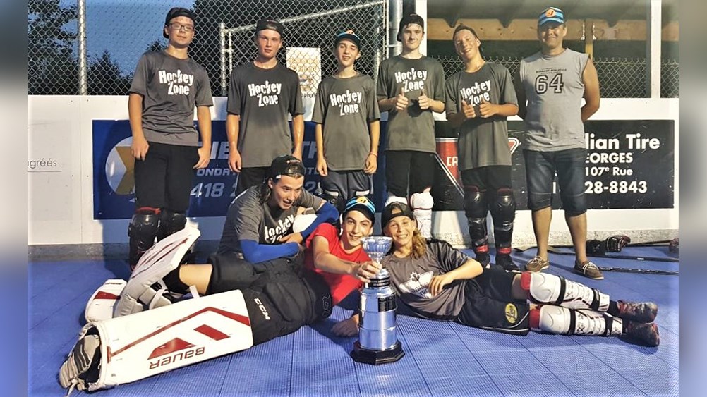L'équipe des Gris de l'organisation DekHockey Saint-Georges (catégorie des 13 à 15 ans).