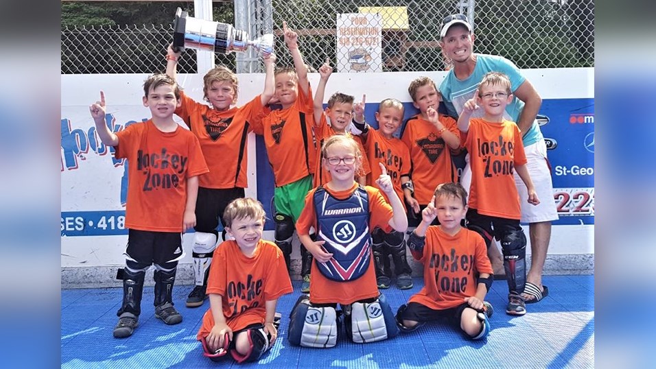 L'équipe des Oranges de l'organisation DekHockey Saint-Georges (catégorie des 4 à 6 ans).