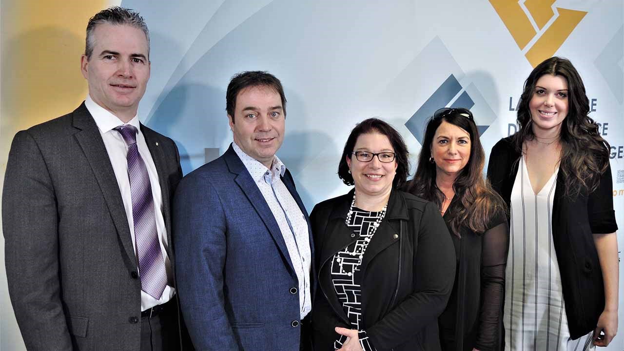 De gauche à droite : Dany Paré, directeur du développement des affaires chez Desjardins Entreprises Beauce-Sud et Appalaches, Richard Poulin, du Centre de croissance entrepreneurial et de l'entreprise Komutel, président d'honneur de la 30e édition du Gala de l'entreprise beauceronne, Véronique Paquet, présidente de la Chambre de commerce de Saint-Georges, Annie Gilbert, directrice générale de la Chambre de commerce de Saint-Georges et Frédérique Lapointe, directrice de marque et associée chez La boîte - Imagerie créative.