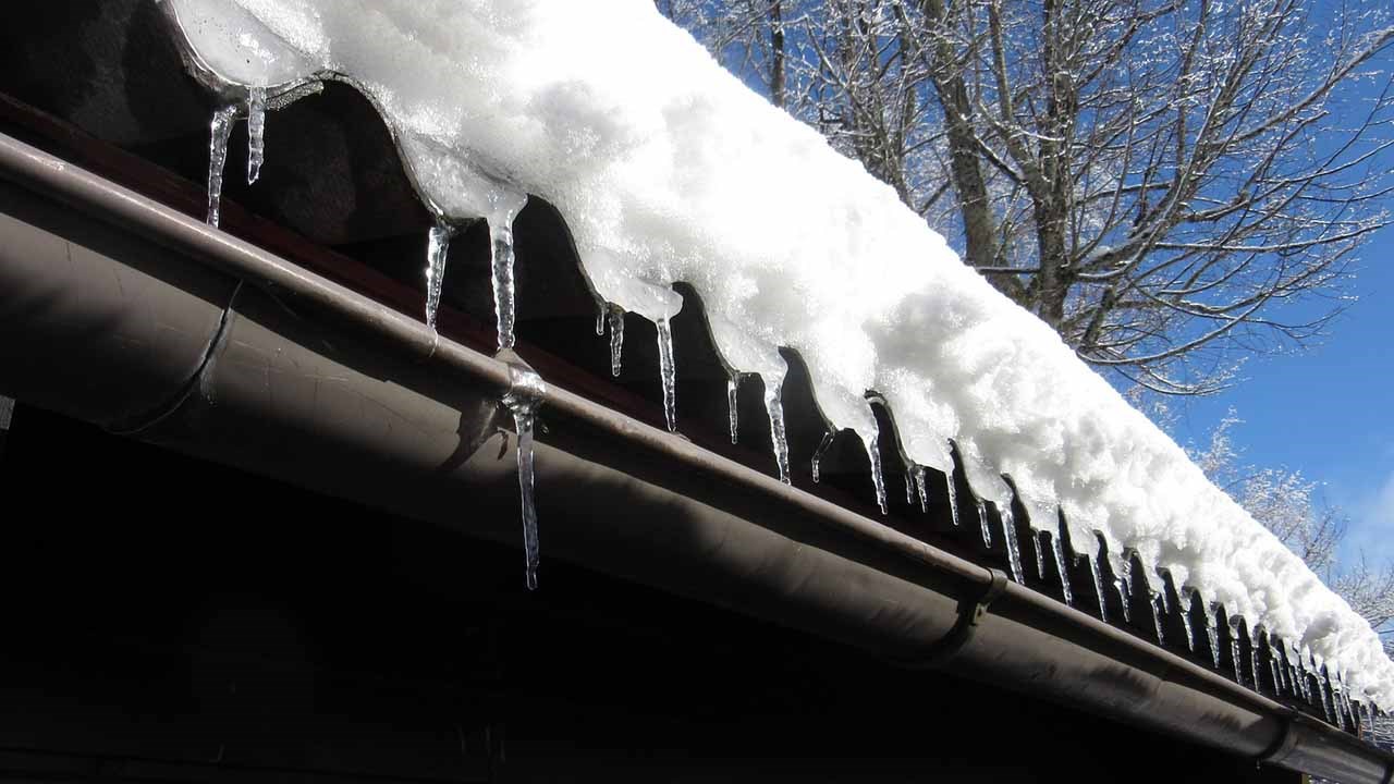 Les redoux et la pluie verglaçante peuvent alourdir le couvert de neige d’une habitation