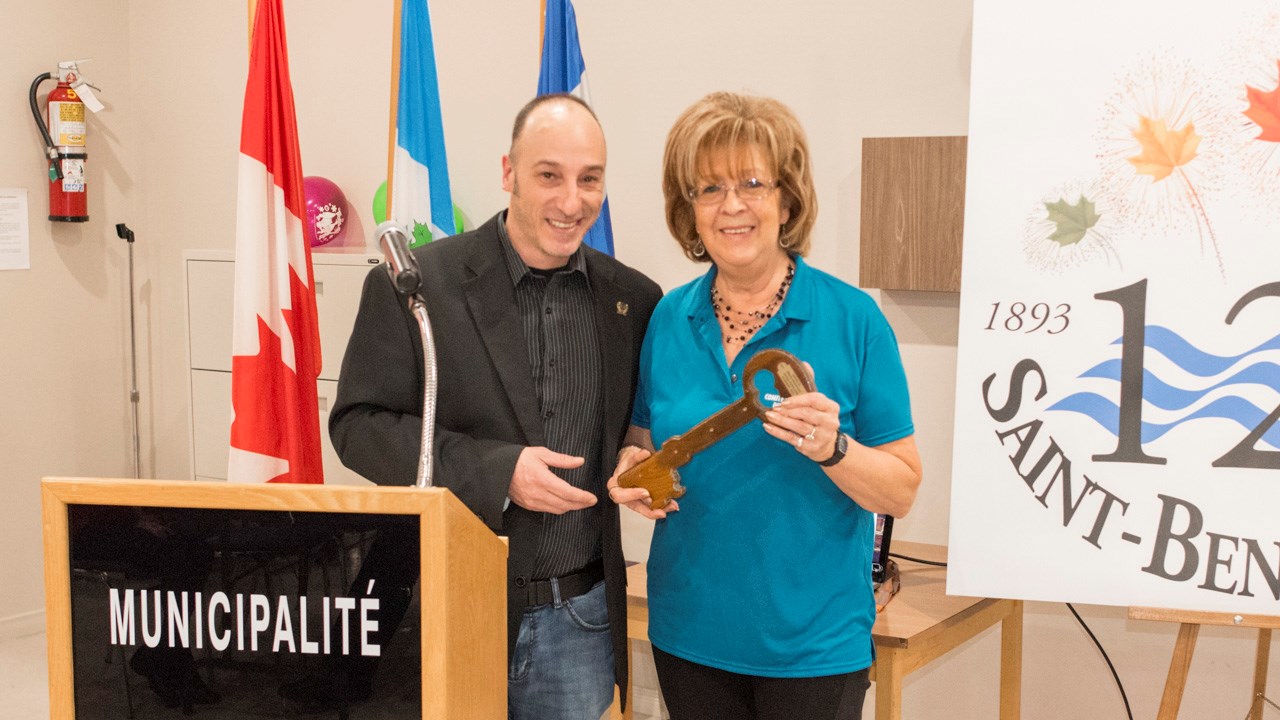 Le maire de la municipalité, Éric Rouillard, a remis les clés de la ville à la présidente du comité des fêtes, Danièle Gonthier.
