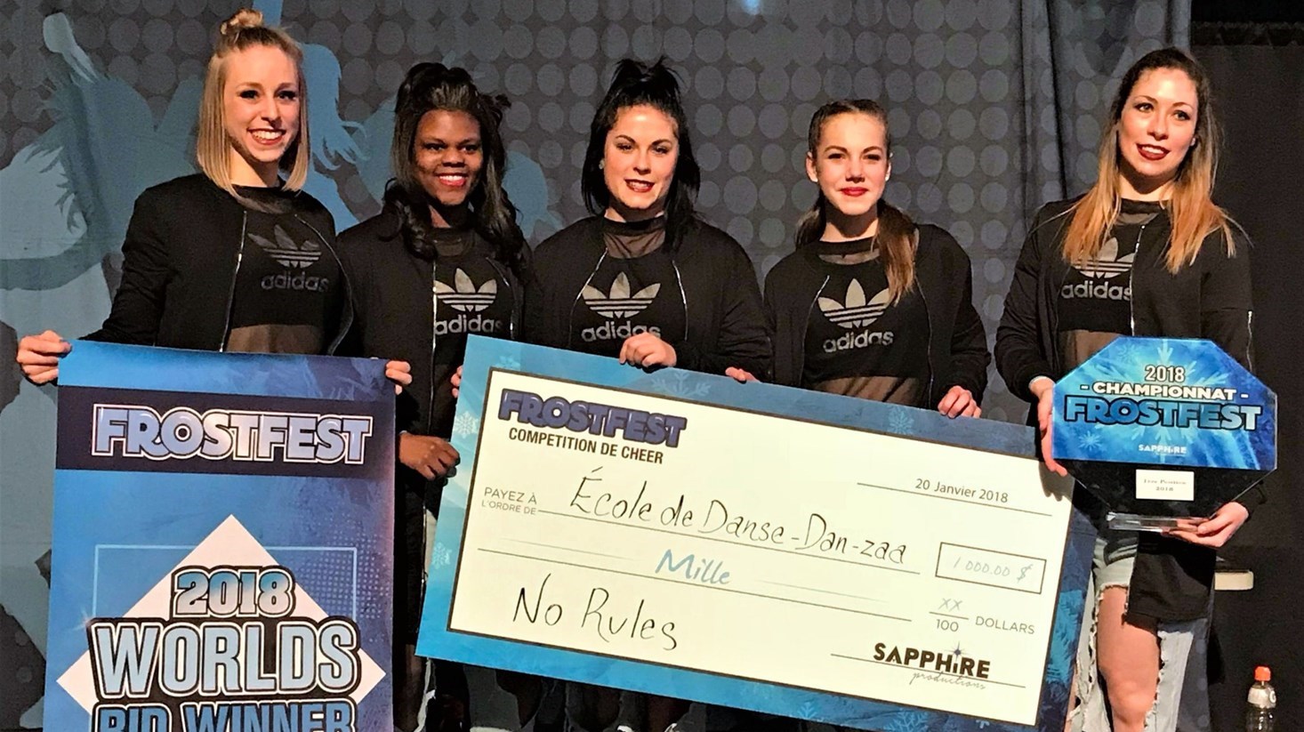 La troupe de danse « No Rules ». De gauche à droite : Monica Bourque, Jennifer Poulin, Valéry Loubier, propriétaire de l'école de danse Dan-zaa de Beauceville, Mariane Plante et Joanie Lacasse.