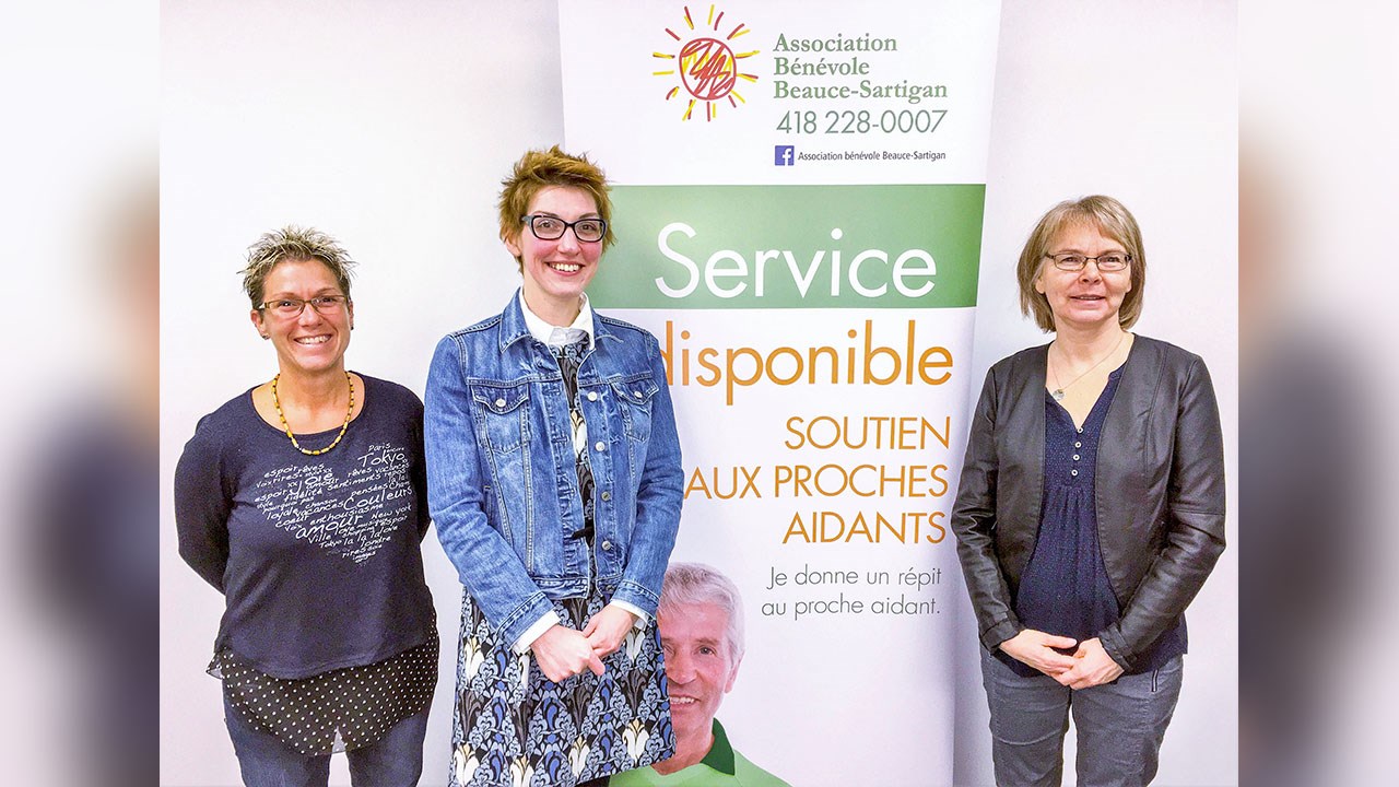 De gauche à droite : Nancy Dulac, responsable des visites et des téléphones d'amitié aux personnes seules ainsi que du répit bénévole pour l'Association bénévole Beauce-Sartigan (ABBS), Marie-Claude Bilodeau, directrice générale de l'ABBS et Suzie Bisson, responsable du soutien aux proches aidants à l'ABBS.