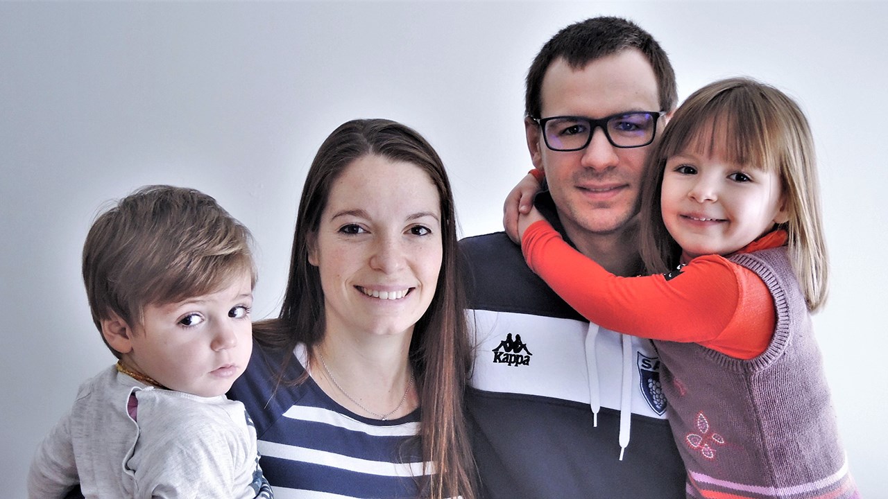 De gauche à droite : Marlot, âgé de 18 mois, Delphine Garchitorena Arraztoa et son conjoint Frédéric Garchitorena Arraztoa, ainsi que leur fille Mia, âgée de 4 ans.