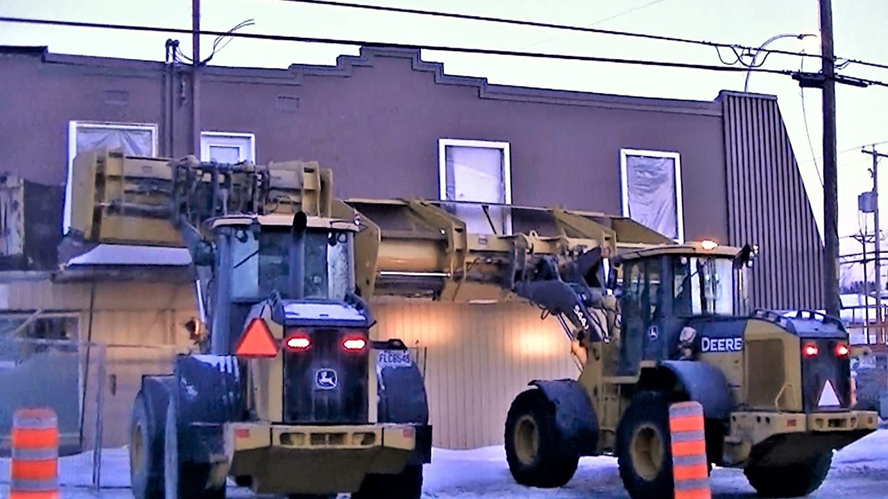 Dans cette capsule d'Hier à aujourd'hui avec Normand DeLessard, Normand présente des images de la démolition de l'ancienne bâtisse abritant l'entreprise Meubles Jacques Veilleux à Saint-Georges Ouest, qui a eu lieu lors du lundi 29 janvier 2018.