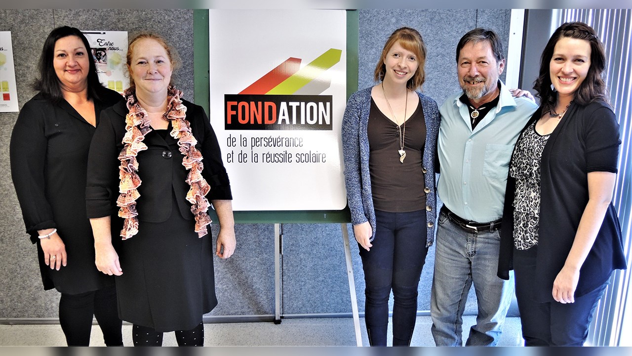 De gauche à droite : Hélène Ouellet, metteure en scène du spectacle au profit de la Fondation de la persévérance et de la réussite scolaire, Nataly Blondin, présidente de la Fondation, Joanie Mathieu, artiste-invitée, ainsi que Michel Roy et Marie-Claude Bolduc, artistes principaux du spectacle.
