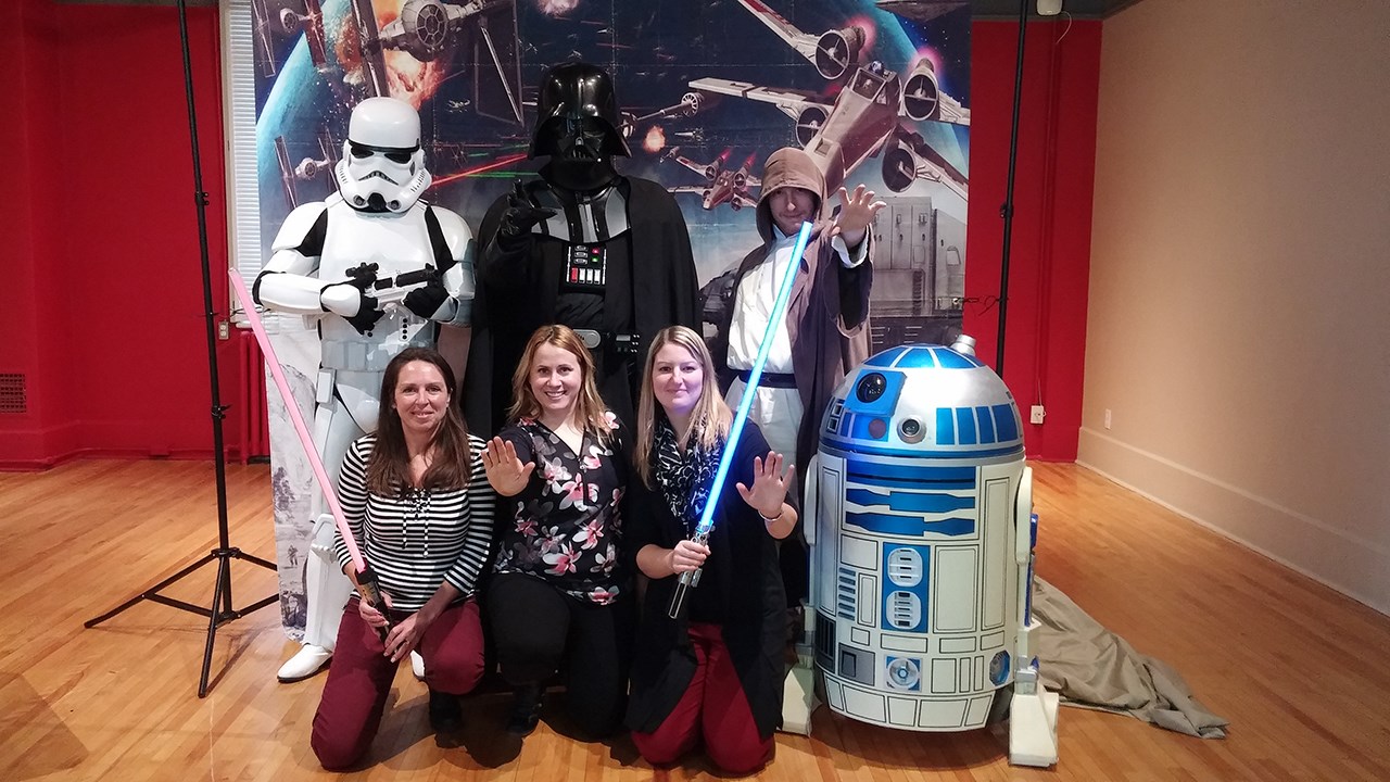 Les personnages de Star Wars de l’entreprise Mj Anim’Action entourent les organisateurs de l’événement : Marie Tanguay de la Bibliothèque de Saint-Georges, Annie Poulin de Alphare et Bianca Lessard de la Maison de la famille Beauce-Etchemins.