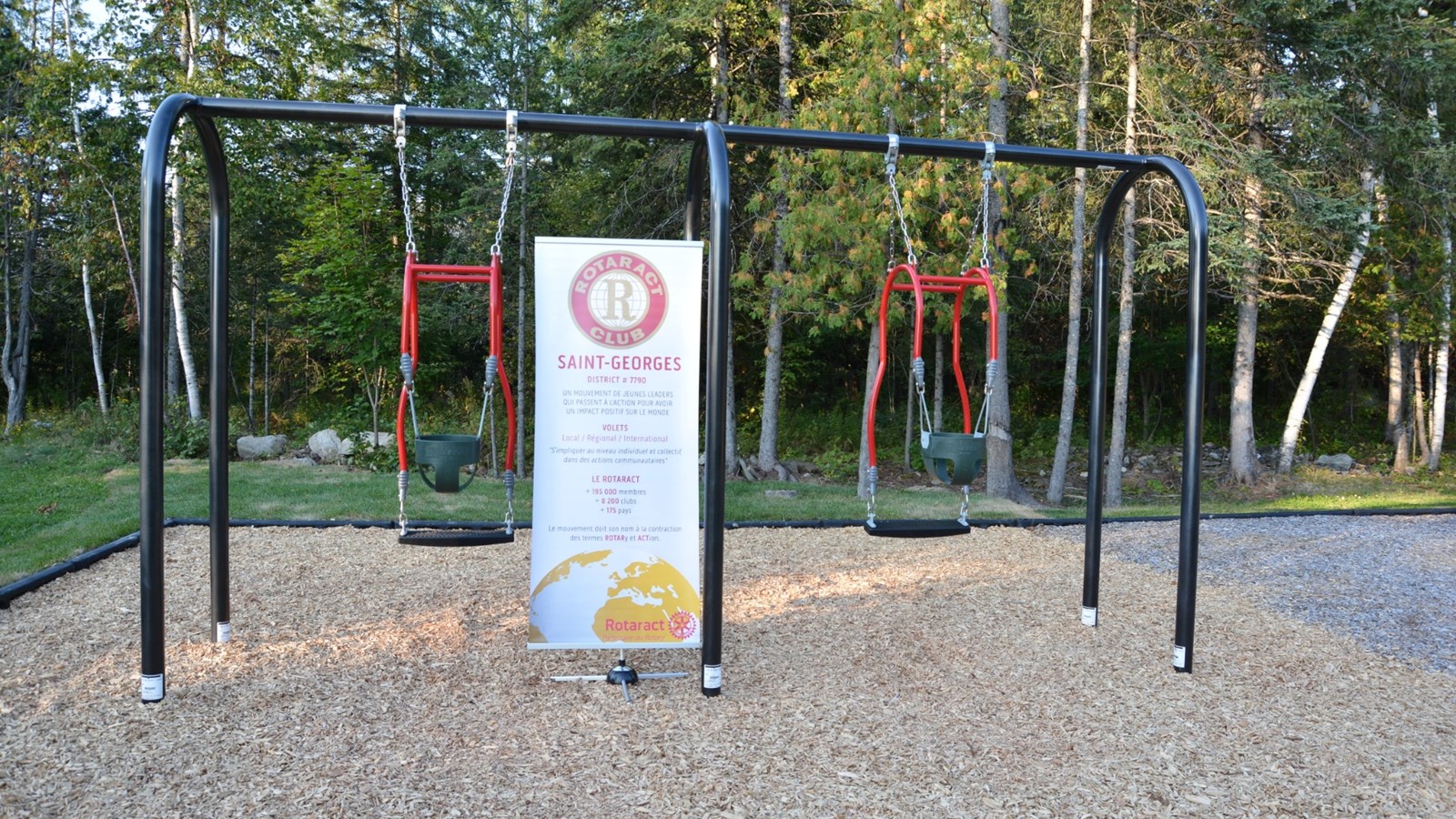 Deux nouvelles balançoires parents-enfants au parc Poulin de St-Georges