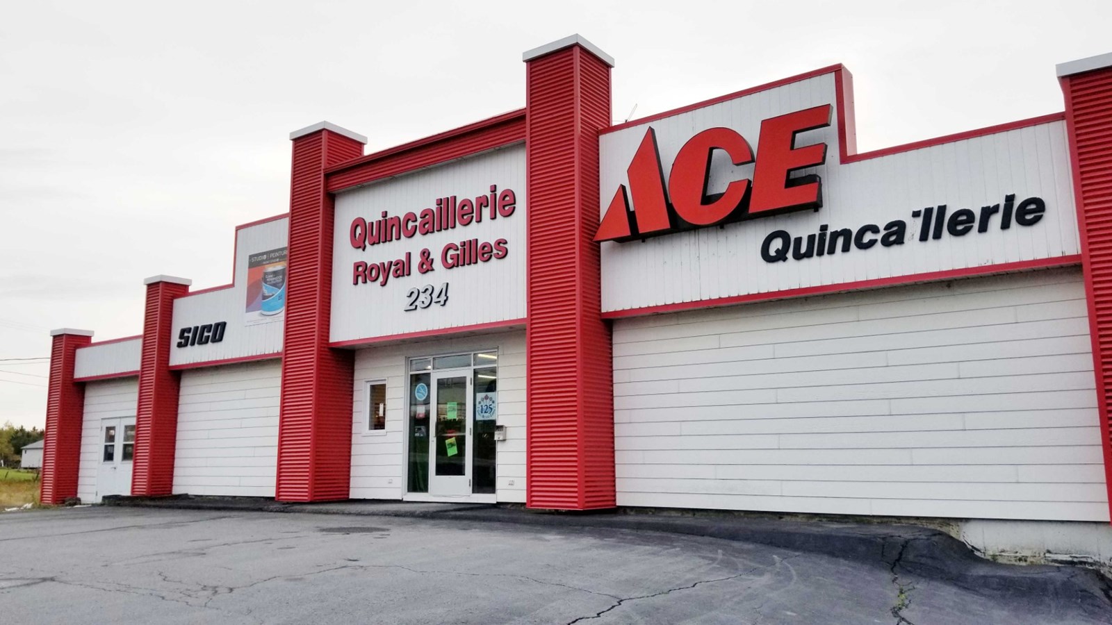 À Saint-Benoît-Labre, la quincaillerie Royal & Gilles ferme ses portes et procède à une vente de fermeture.