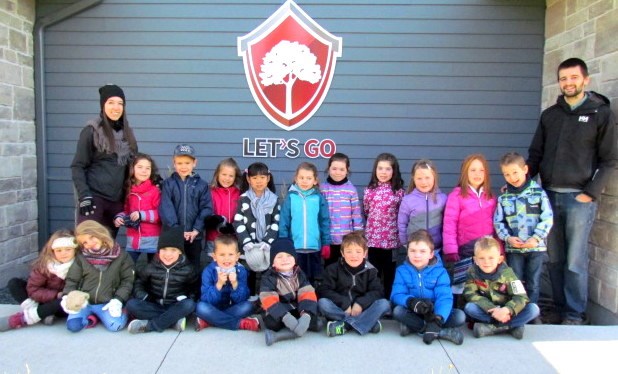 Emmy Pelletier, éducatrice spécialisée, et Pierre Lanteigne, enseignant, avec les 18 élèves.