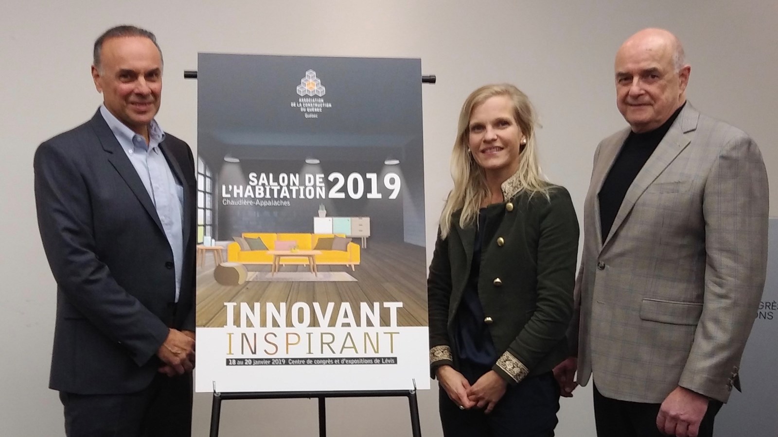 Les promoteurs du Salon de l’Habitation Chaudière-Appalaches, Pierre Harvey et Guy Lépine, entourent fièrement Véronique Mercier, directrice-générale de l’Association de la construction du Québec – Région de Québec.
