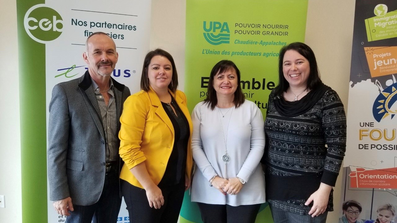 De gauche à droite : Jean Lambert de l'UPA, Hélène Latulippe du CEB, Josée Morin de la CSBE et Mélanie Grenier du Carrefour jeunesse-emploi.