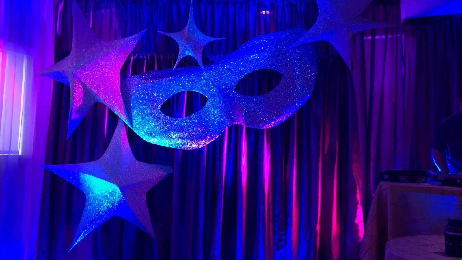 130 personnes participent à la Soirée Bal masqué