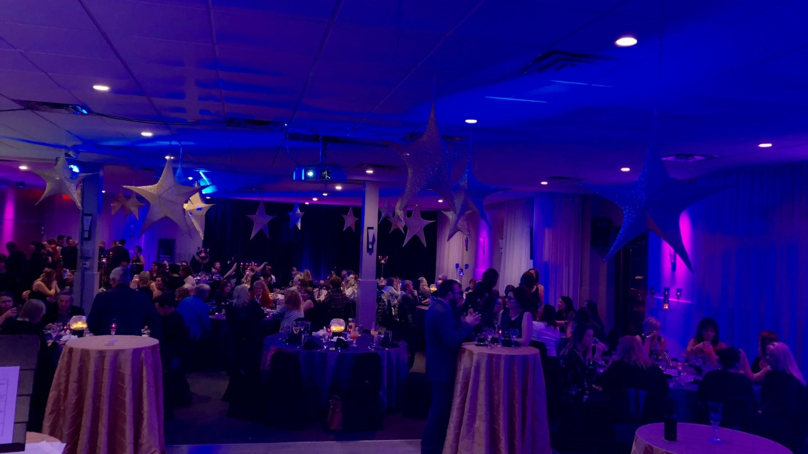 130 personnes participent à la Soirée Bal masqué