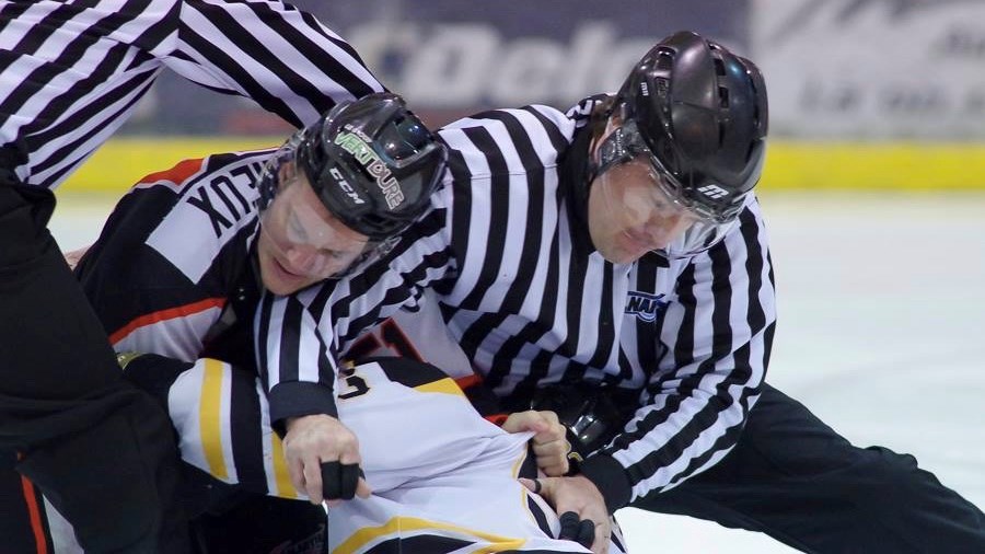 Un combat sans merci entre deux joueurs adverses 