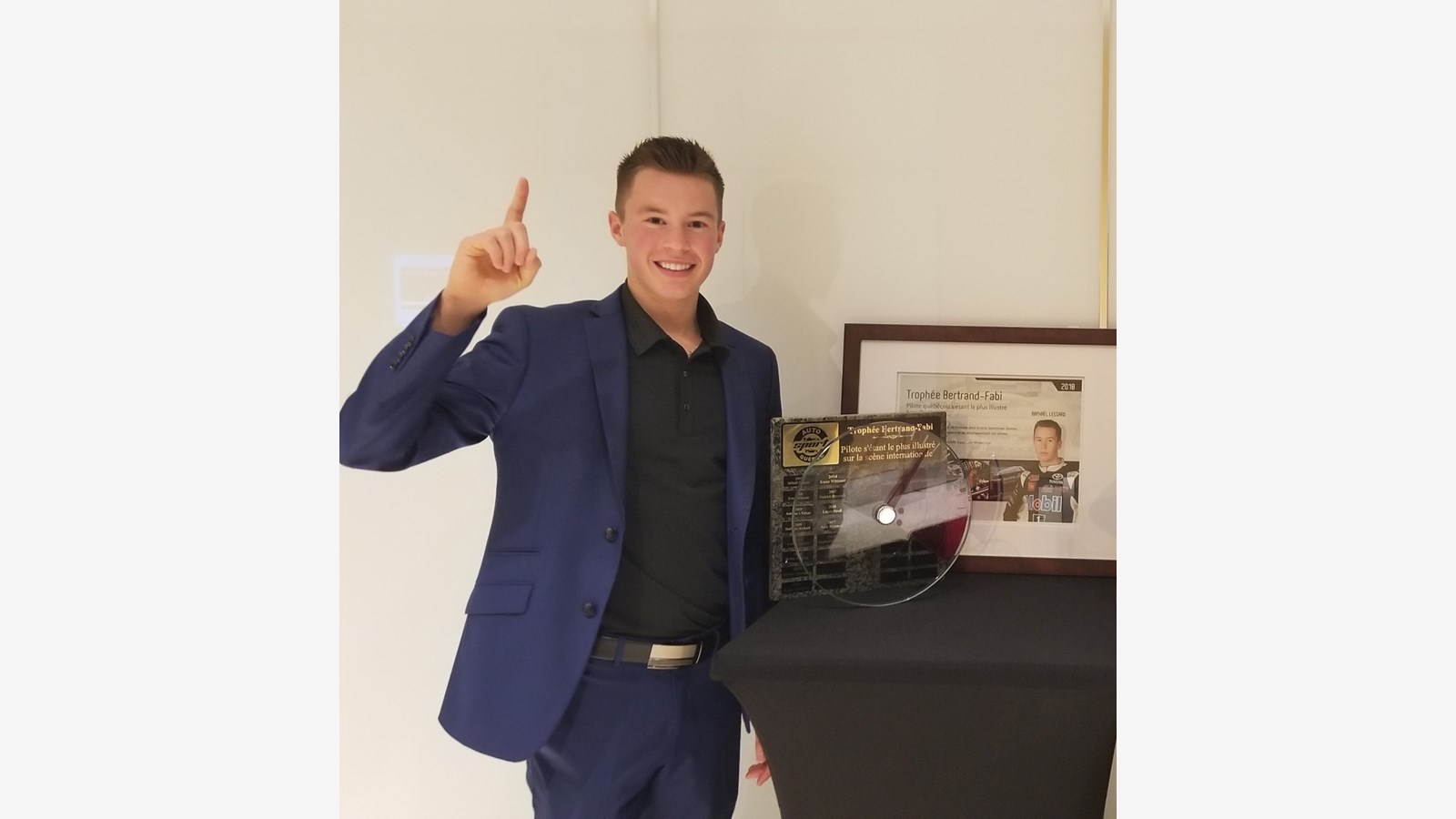 Le jeune pilote avec son prix 