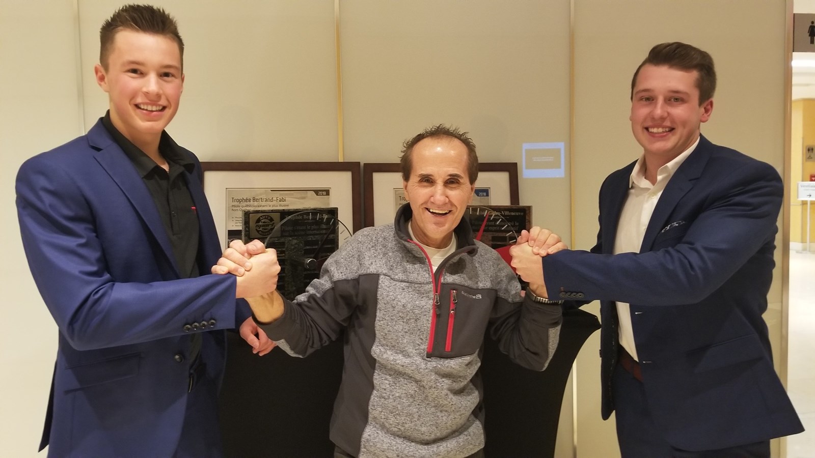 Raphaël Lessard en compagnie de Guillaume Archambault (pilote) et de Jacques Villeneuve oncle.