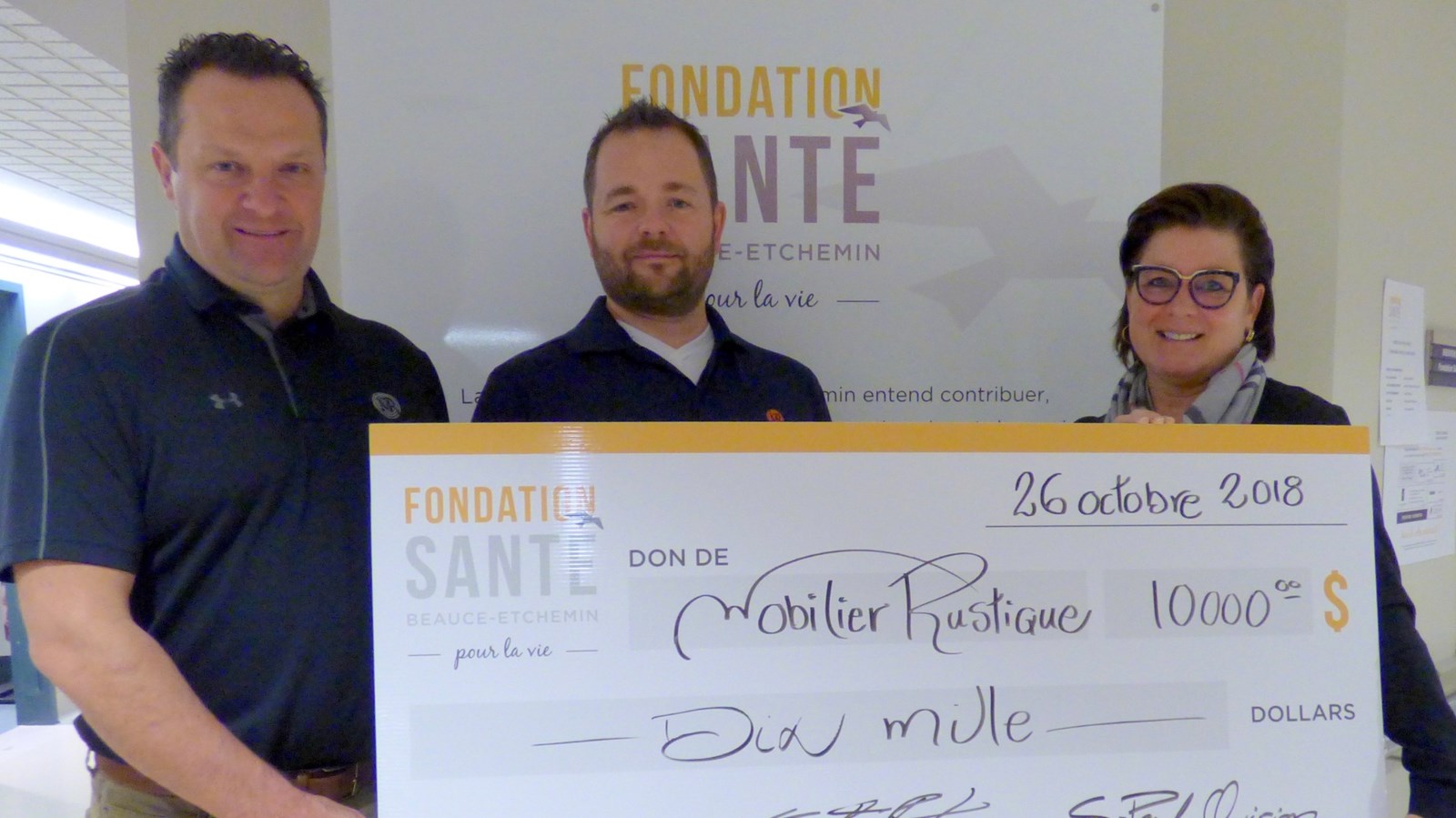 Jean-François Rancourt, président et Serge-Paul Quirion, vice-président de Mobilier Rustique ainsi que Manon Veilleux, présidente de la Fondation Santé Beauce-Etchemin.