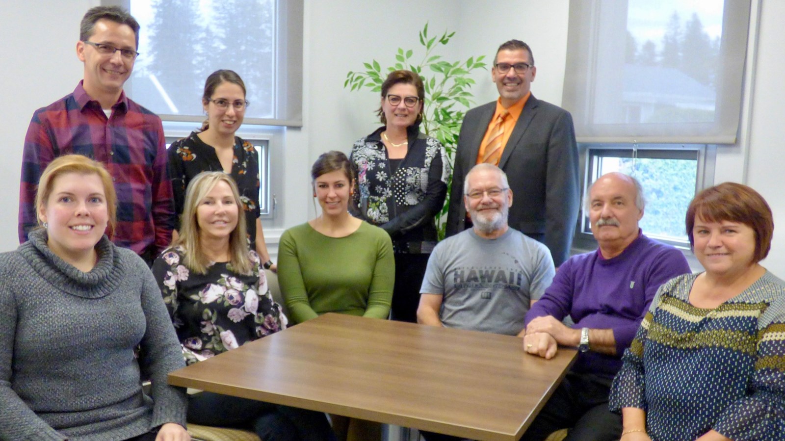 De gauche à droite : Stéphanie Bluteau, Julie Champagne,
Véronique Veilleux, Dr Martin Leduc, Dr Philippe Nobécourt, France Poulin. 
À l’arrière : Sylvain Duguay et Marie-Claude Breton, Manon Veilleux, M. Daniel Paré. 