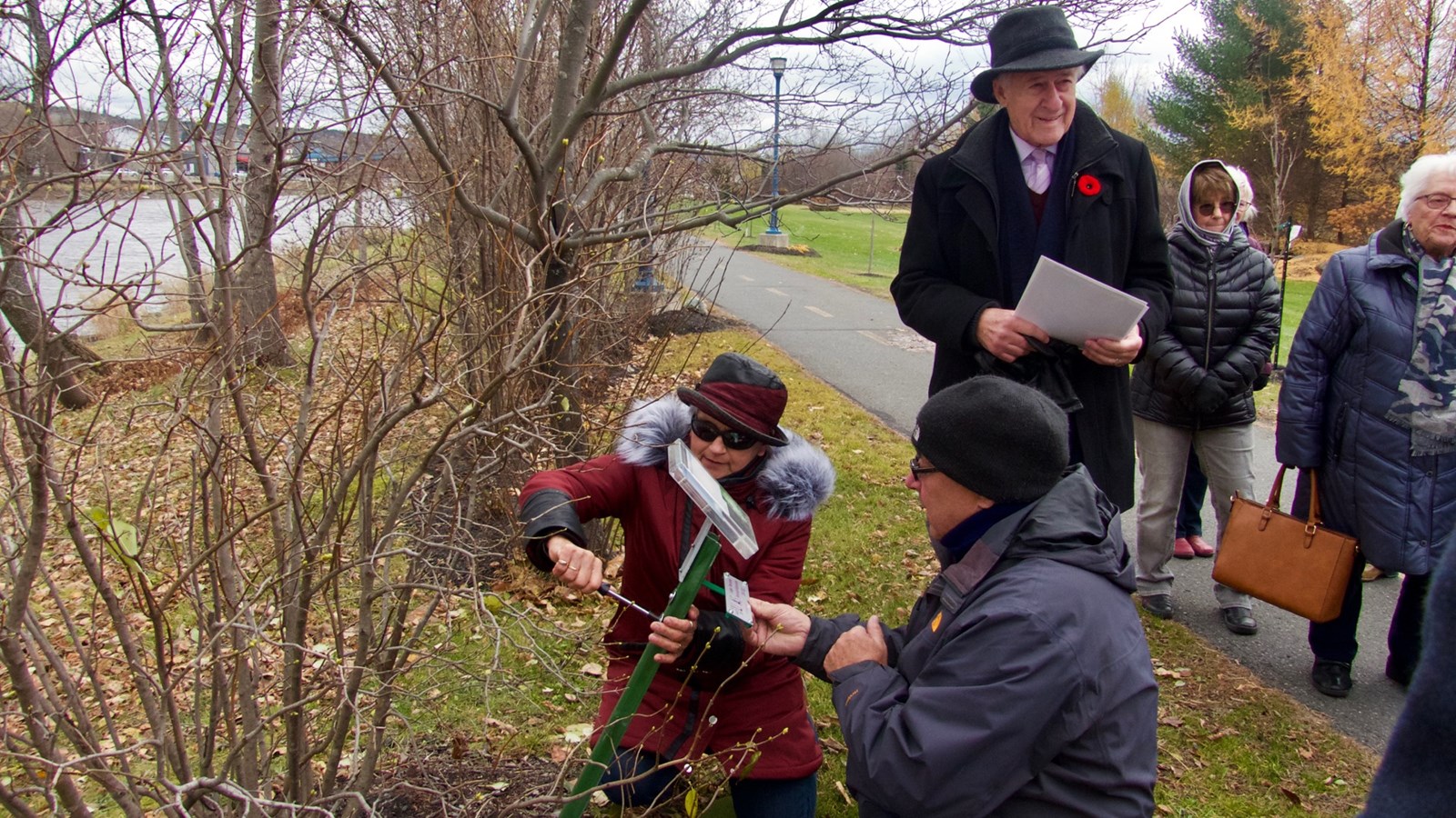 L'installation de la plaque du plant parrainé par Maxime Bernier