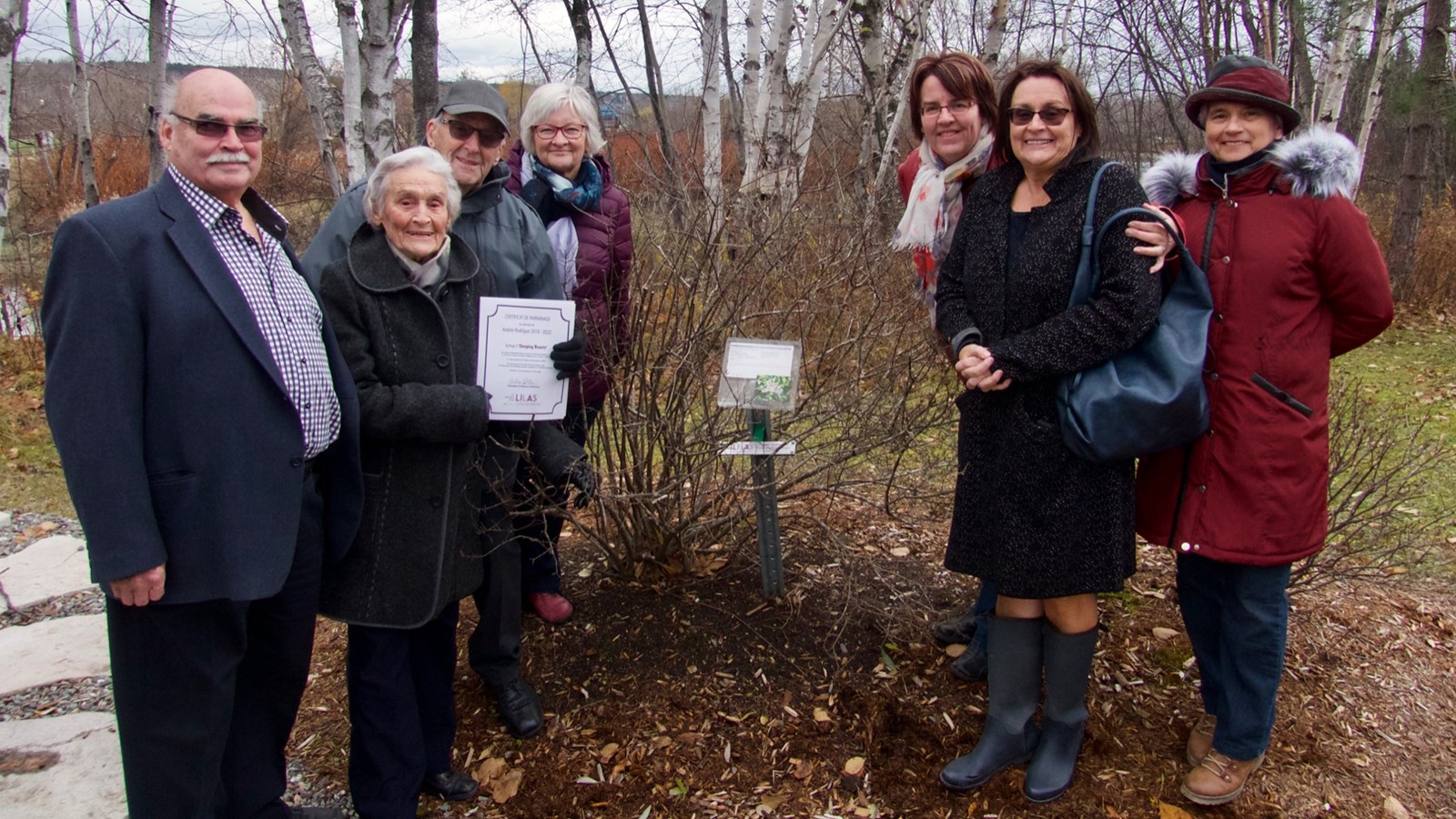 La famille Rodrigue devant le plant de lilas parrainé en l'honneur de leur fille