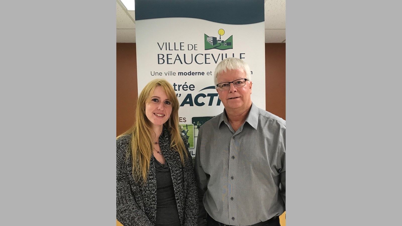 La stagiaire Carole-Anne Poulin et le directeur des communications de Beauceville, Paul Morin