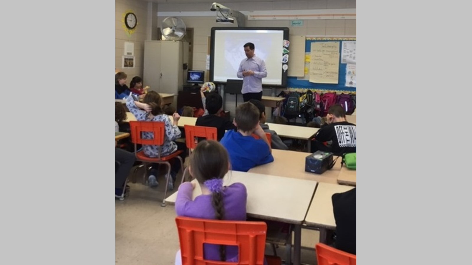 M. Maxime Jean, conférencier, alpiniste et cinéaste, qui rencontre les élèves de 3e année de l'école primaire La Ruche à Lévis.