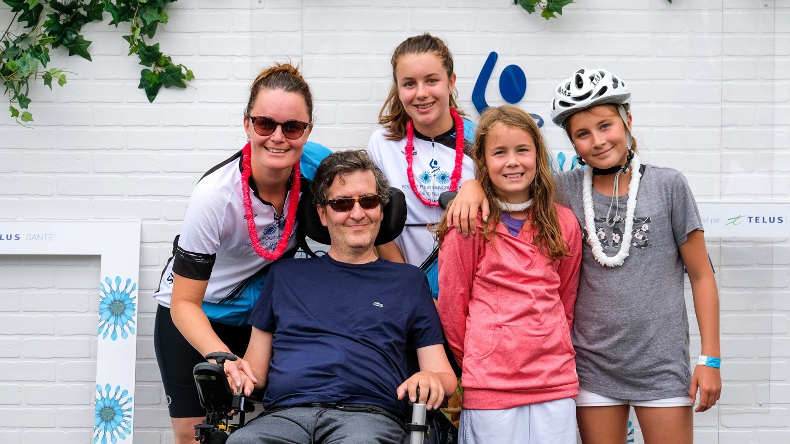 Vincent, entouré de sa conjointe Isabelle et de leurs filles Maria, Arielle et Charline.
