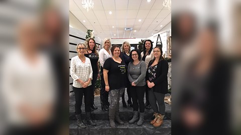 Élizabeth Lachance (BID Group technologies LTD, division Comact), Sandra Poulin (Havre l’Éclaircie), Sabrina Gagné (Carrefour Saint-Georges), Yannick Paquet (Beaubois),

France Dallaire (Conception Para-Graphe), Audrey Dupuis (Maison de la famille), Nancy Lacroix (Association des familles monoparentales et recomposées La Chaudière), Chantale Simard (Le Berceau)

Absents sur la photo : Marie-Ève Roy (Boa-Franc), René Bilodeau (Librairie Sélect), Francine Bureau (Place Bureau) et Pomerleau

 