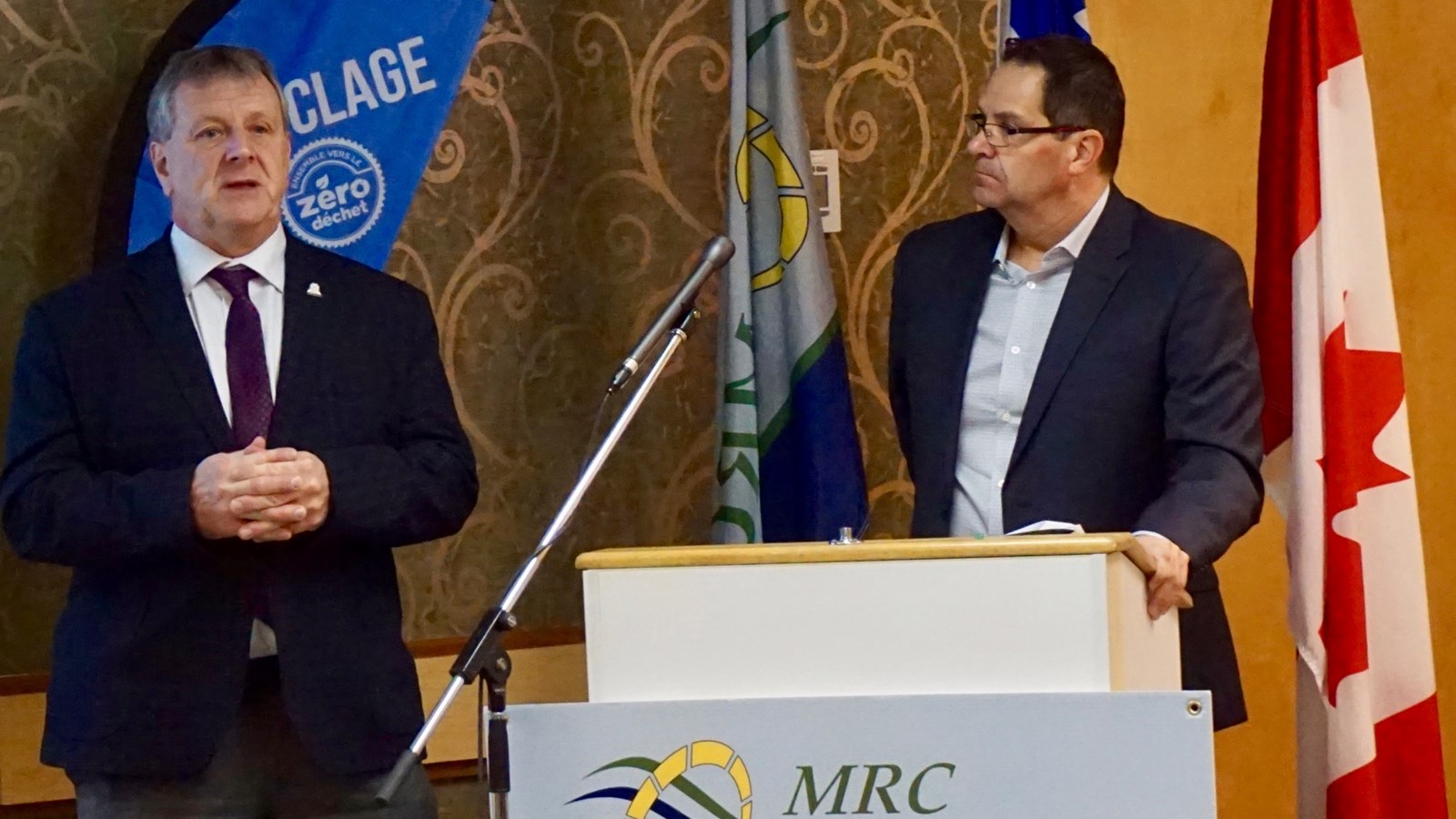 À gauche, Gaétan Vachon, préfet de la MRC de La Nouvelle-Beauce et maire de la Ville de Sainte-Marie, et à droite, Claude Plourde, directeur du Service de gestion des matières résiduelles de la MRC de la Nouvelle-Beauce.