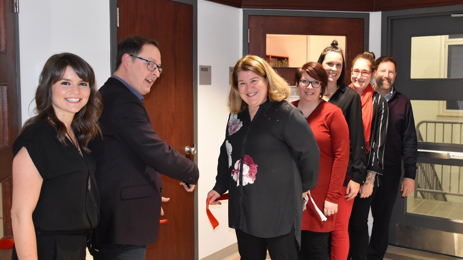 De gauche à droite : Patricia Poulin, Pierre Leblanc – directeur général, Lison Chabot – directrice des études, Suzie Lamontagne, Mélanie Turcotte,  Audrey Gosselin, Simon Éric Bélanger – directeur adjoint des études
