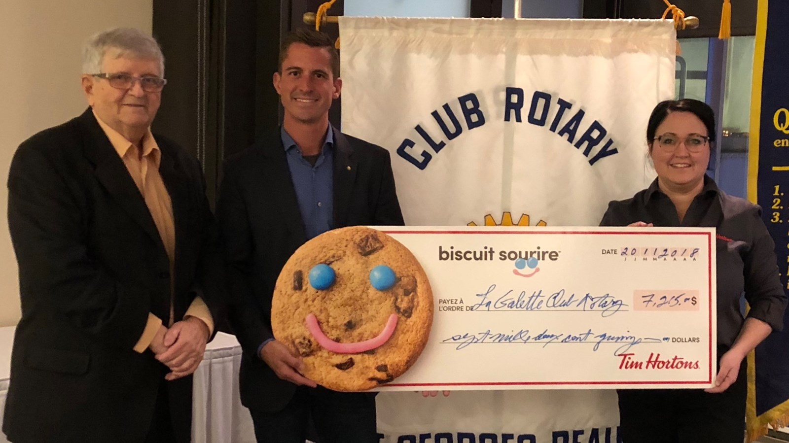 À gauche, M. Daniel Lessard, secrétaire et M. Adam Veilleux, président du Club Rotary de Saint-Georges. À droite, Mme. Vicky Poulin, propriétaire des Tim Hortons de Saint-Georges Ouest et du 9024 boulevard Lacroix. 