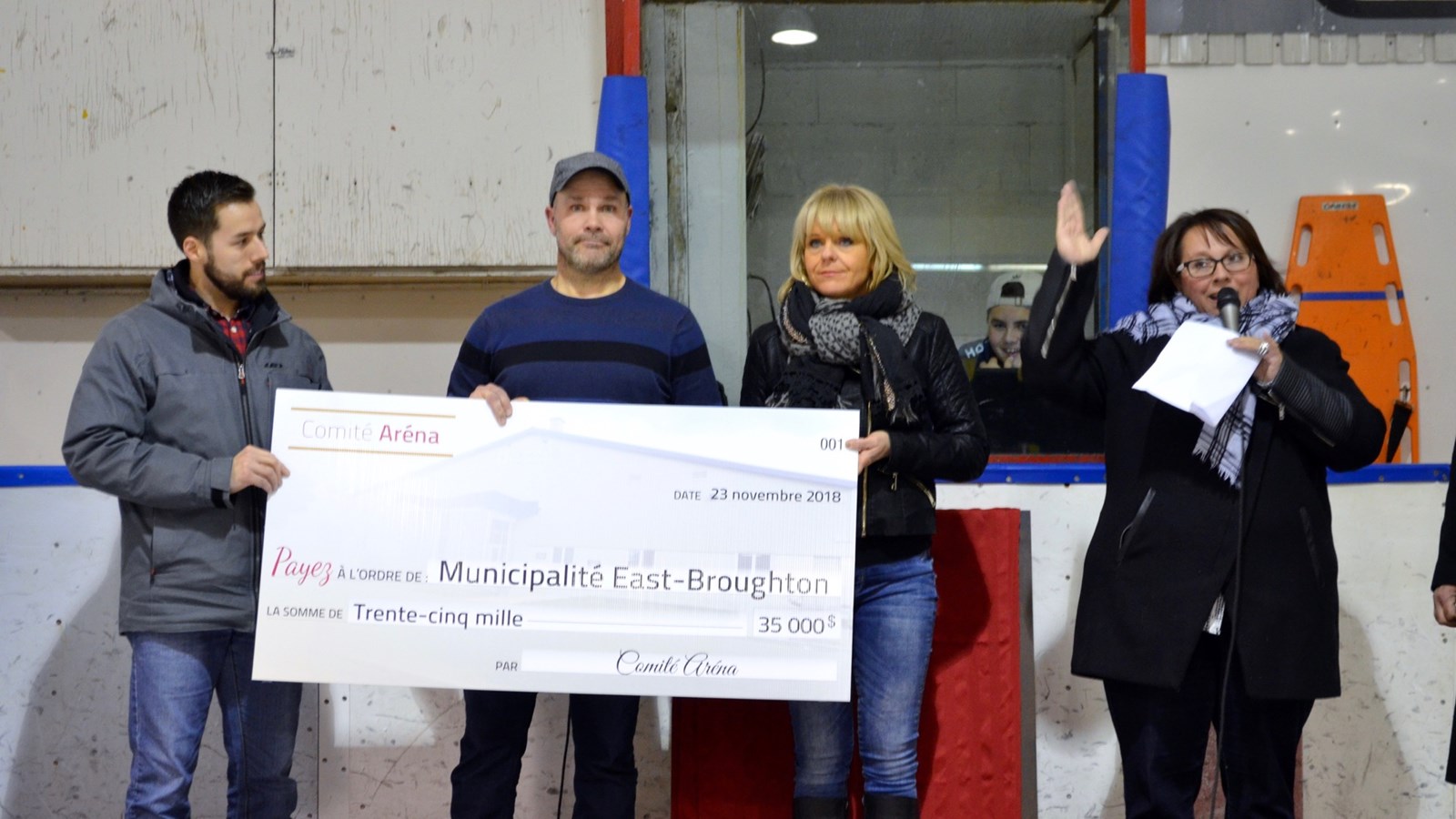 Kaven Mathieu (maire démissionnaire), Serge Bolduc, Patsy Chabot et Claudia Vachon (membres du Comité Aréna)