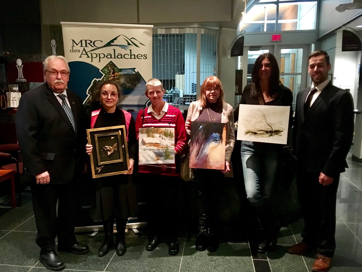 Les artistes de la MRC des Appalaches dont l’œuvre a été présélectionnée pour Chaudière-Appalaches en œuvres : Priscille Martel, Jacynthe Bourgault, Mariette Proteau, Marie-Claude Bouchard et Lise Henri (absente). Apparaissent également sur la photo : Paul Vachon, Kaven Mathieu et Isabelle Lecours.
