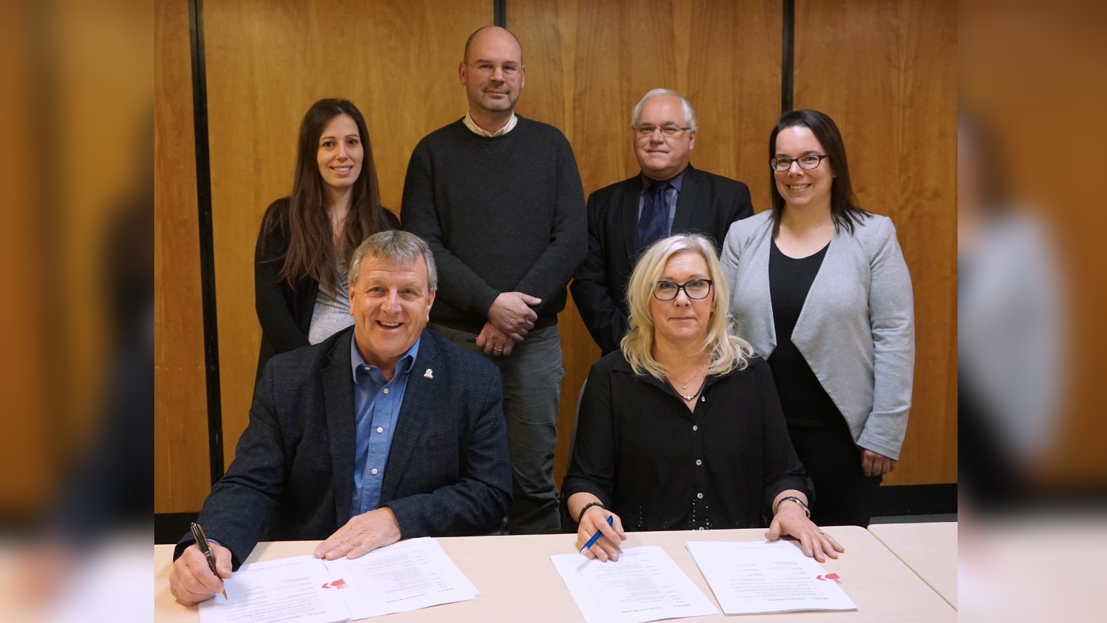 À l’avant : Gaétan Vachon, Marjolaine Plante ; À l’arrière : Marie-Pier Gignac, Éric-Jan Zubrzycki, Mario Caron, Mme Marie-Josée
Larose, vice-présidente du SCFP section locale 2608.