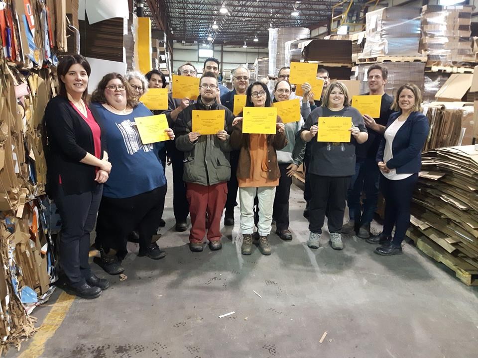 Les employés du Groupe Aptas, accompagnés de Aline Carrier et d'Alexandre L. Poulin, du Centre de formation des Bâtisseurs, et de Karine Gravel et de Caroline Gagné du Groupe Aptas.


