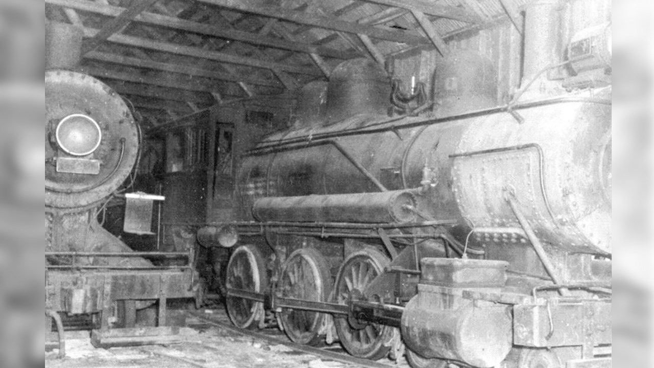 LES LOCOMOTIVES ABANDONNÉES DANS LES FORÊTS DU MAINE