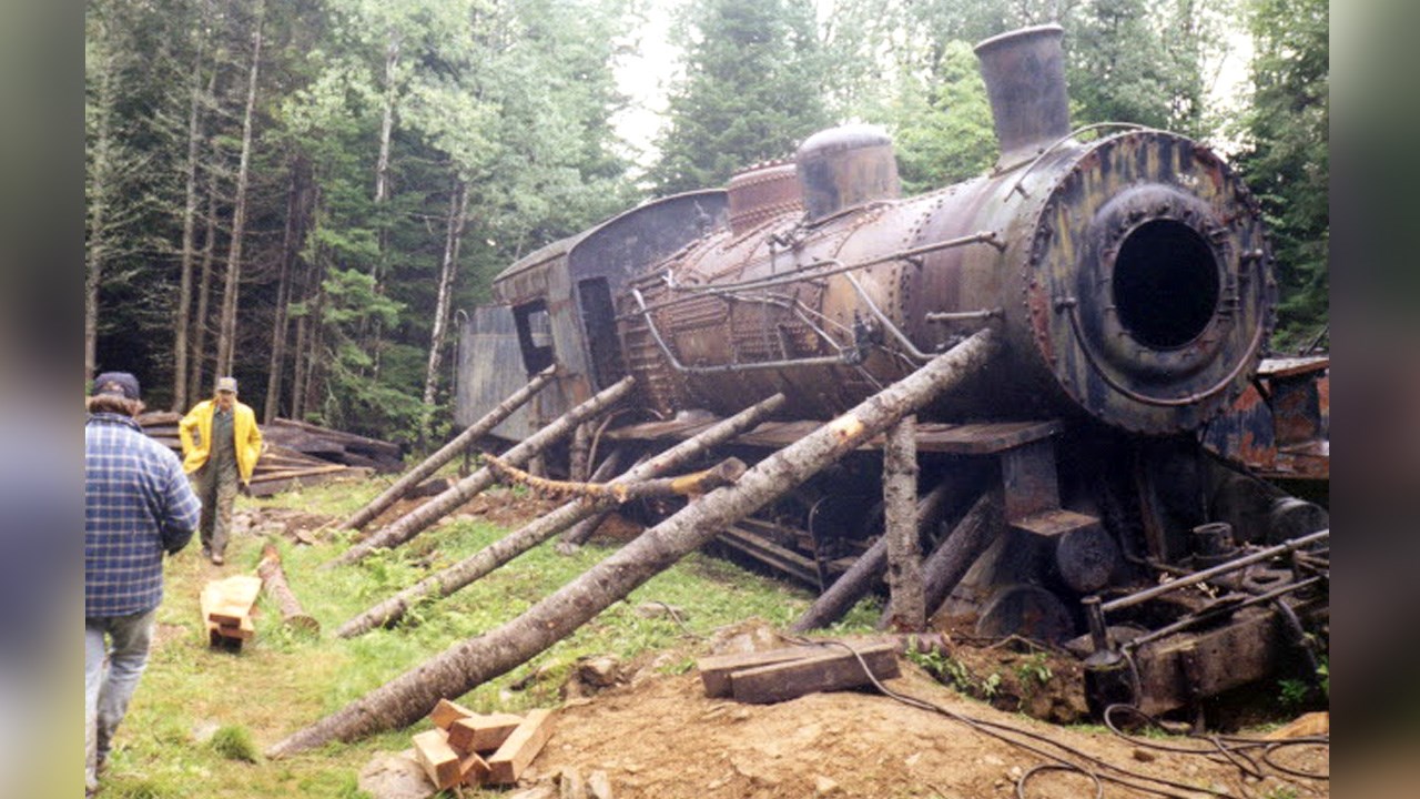 LES LOCOMOTIVES ABANDONNÉES DANS LES FORÊTS DU MAINE