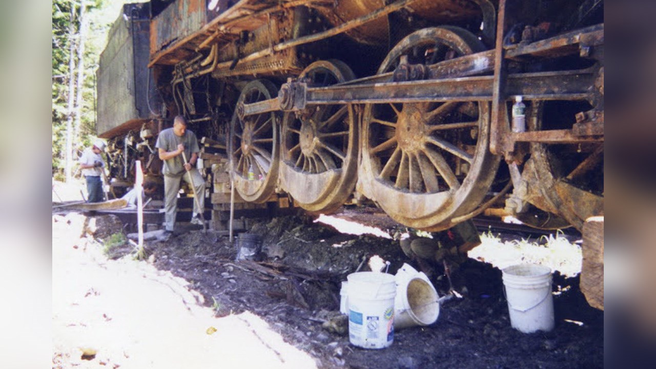 LES LOCOMOTIVES ABANDONNÉES DANS LES FORÊTS DU MAINE