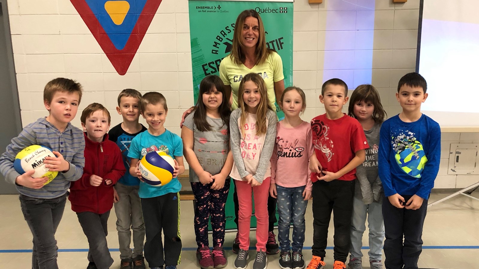 Guylaine Dumont et quelques étudiants de l'École Dionne