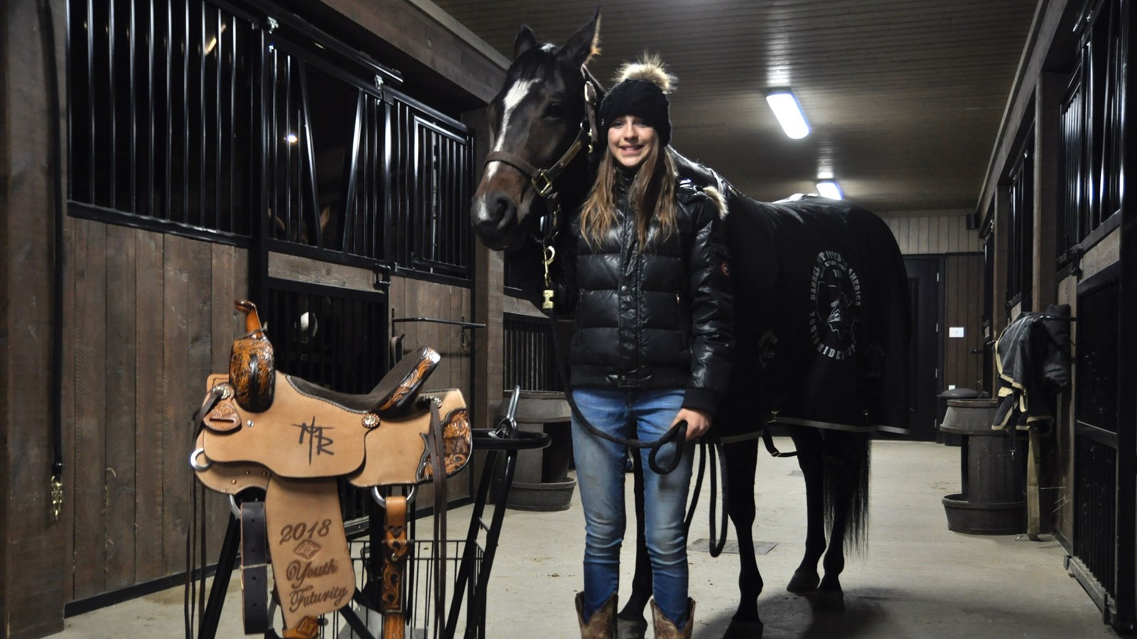 Océane Veilleux avec la selle qu'elle a gagnée, et sa jument Vénus 